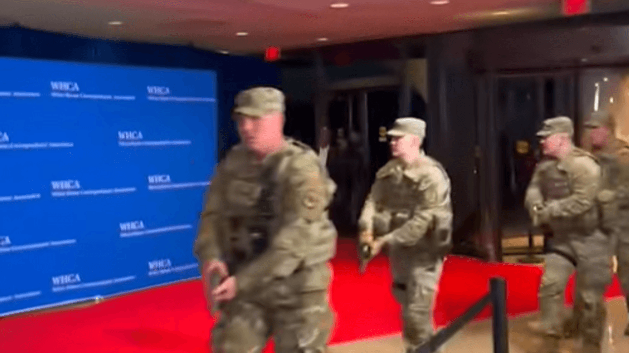 “E kemi rrëzuar njërin”, forcat e rendit duke e ndjekur sulmuesin me armë në duar - pamje