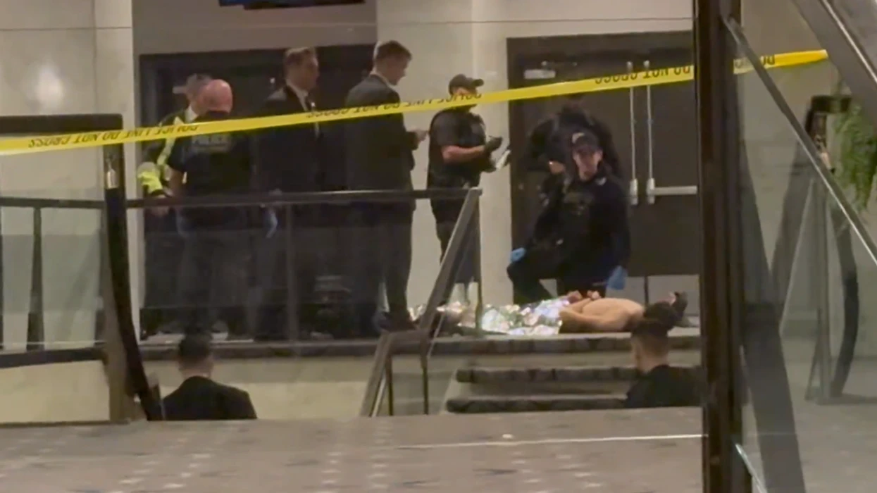 I akuzuari për sulm në Uashington i shtrirë përtokë, pa bluzë, i rrethuar nga agjentë - pamje të reja