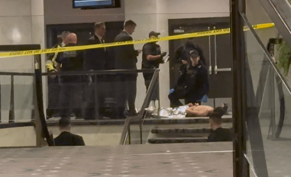 I akuzuari për sulm në Uashington i shtrirë përtokë, pa bluzë, i rrethuar nga agjentë - pamje të reja