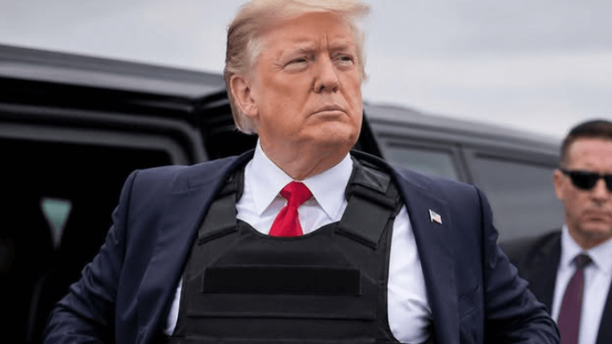 Trump mund të fillojë të veshë jelek antiplumb gjatë daljeve publike Trump mund të fillojë të veshë jelek antiplumb gjatë daljeve publike