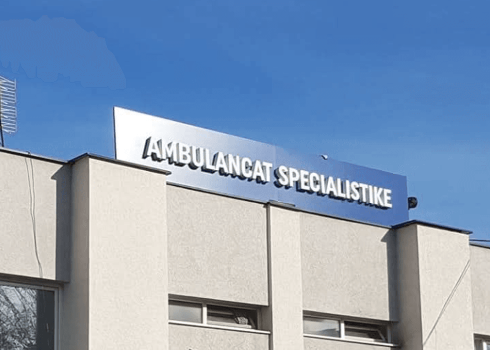 Vështirësi me radhët, rreth 55 pacientë trajtohen çdo ditë në ambulancën e ortopedisë në Gjilan