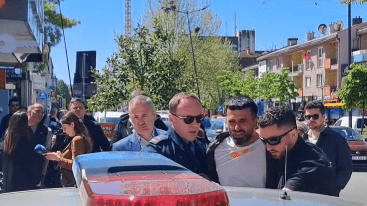 Arrestohet një person në Prishtinë - tenton të sulmojë disa pjesëmarrës gjatë prezantimit të muralit për nënë Ferdonijen
