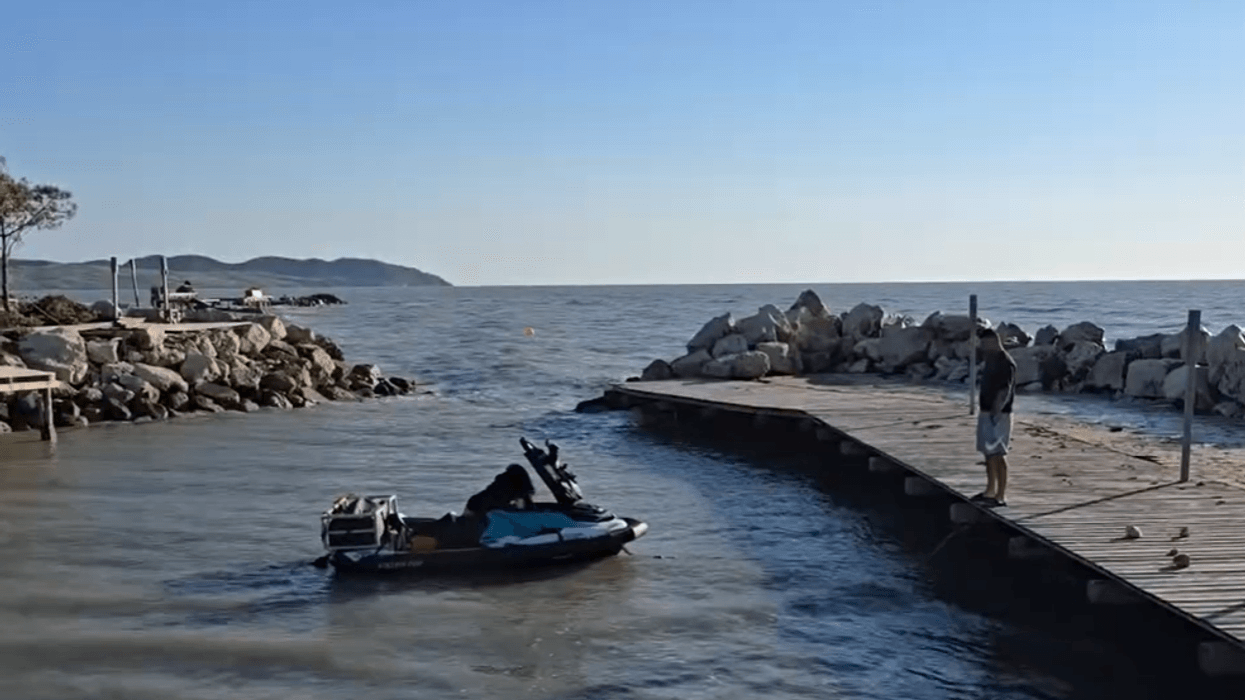 Çifti që po përshkon botën me jet-ski ndalet në brigjet shqiptare, do nisen në Mal të Zi