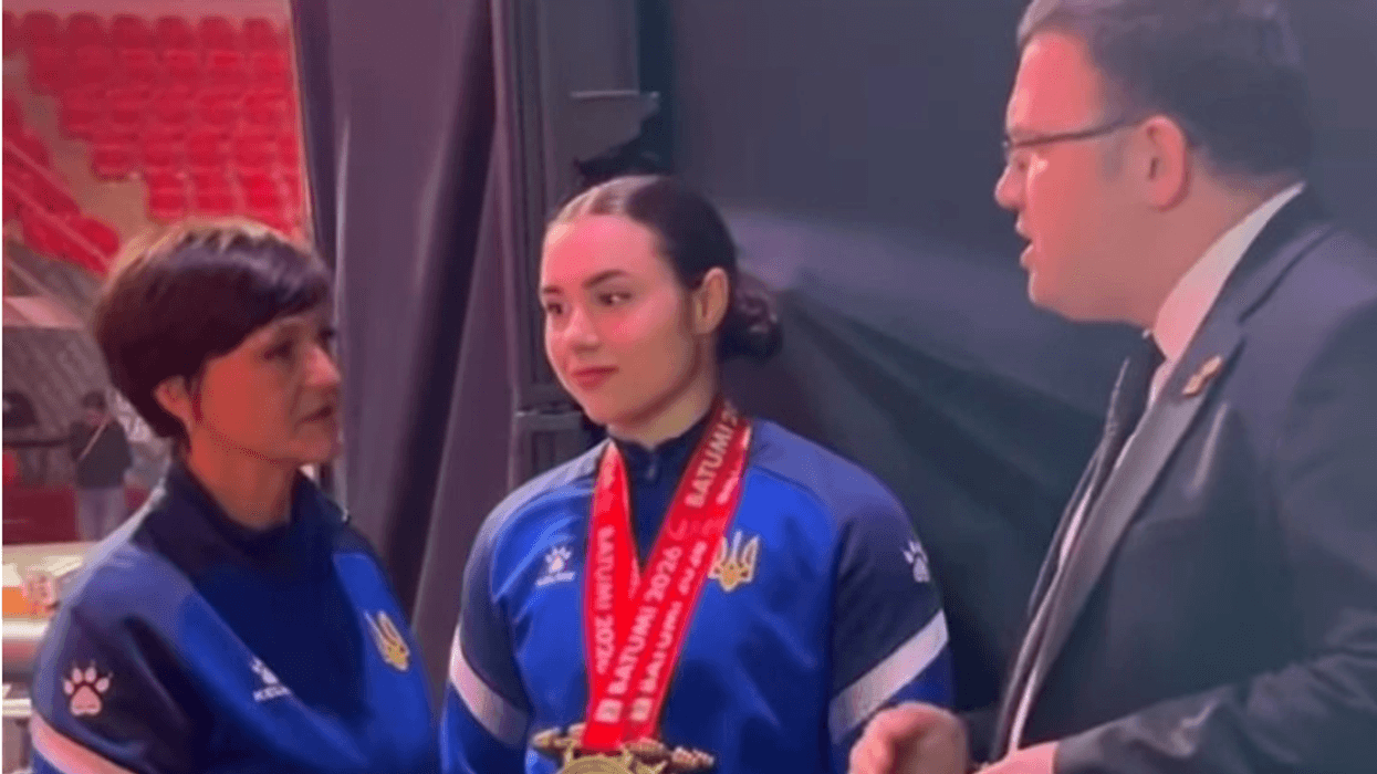 Ukrainasja refuzon foton me rusen, kryetari Astrit Hasani e qorton - komuniteti i peshëngritjes i del në krah sportistes Ukrainasja refuzon foton me rusen, kryetari Astrit Hasani e qorton - komuniteti i peshëngritjes i del në krah sportistes