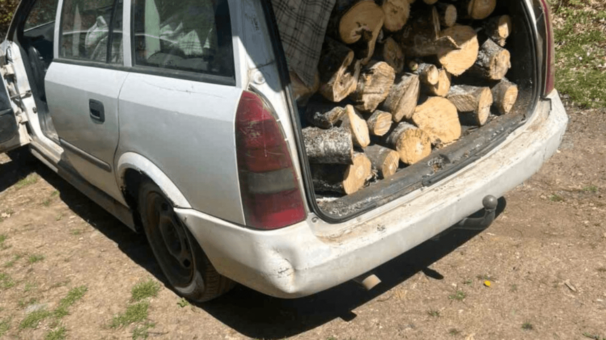 Pa leje dhe me automjet të paregjistruar transportonte dru për ngrohje, ndalohet personi nga rrethina e Shkupit