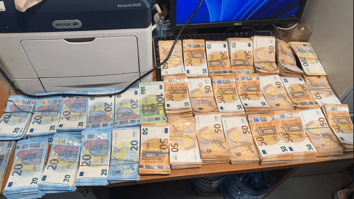 Mbi 122 mijë euro të padeklaruara konfiskohen në kufi, Dogana jep detaje të rastit Mbi 122 mijë euro të padeklaruara konfiskohen në kufi, Dogana jep detaje të rastit
