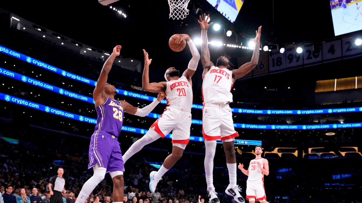 Cleveland merr fitoren e tretë, Rockets dhe Pistons mbesin ende në garë
