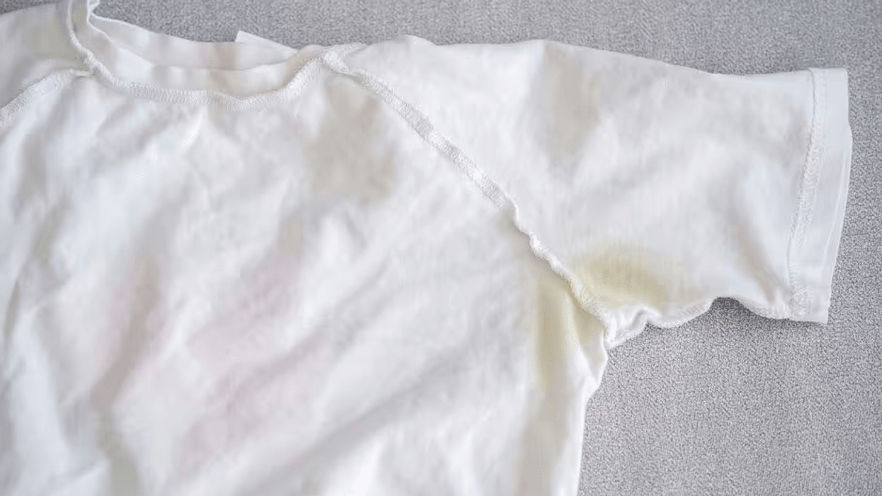 Hiqni njollat nga rrobat e bardha me këtë truk interesant