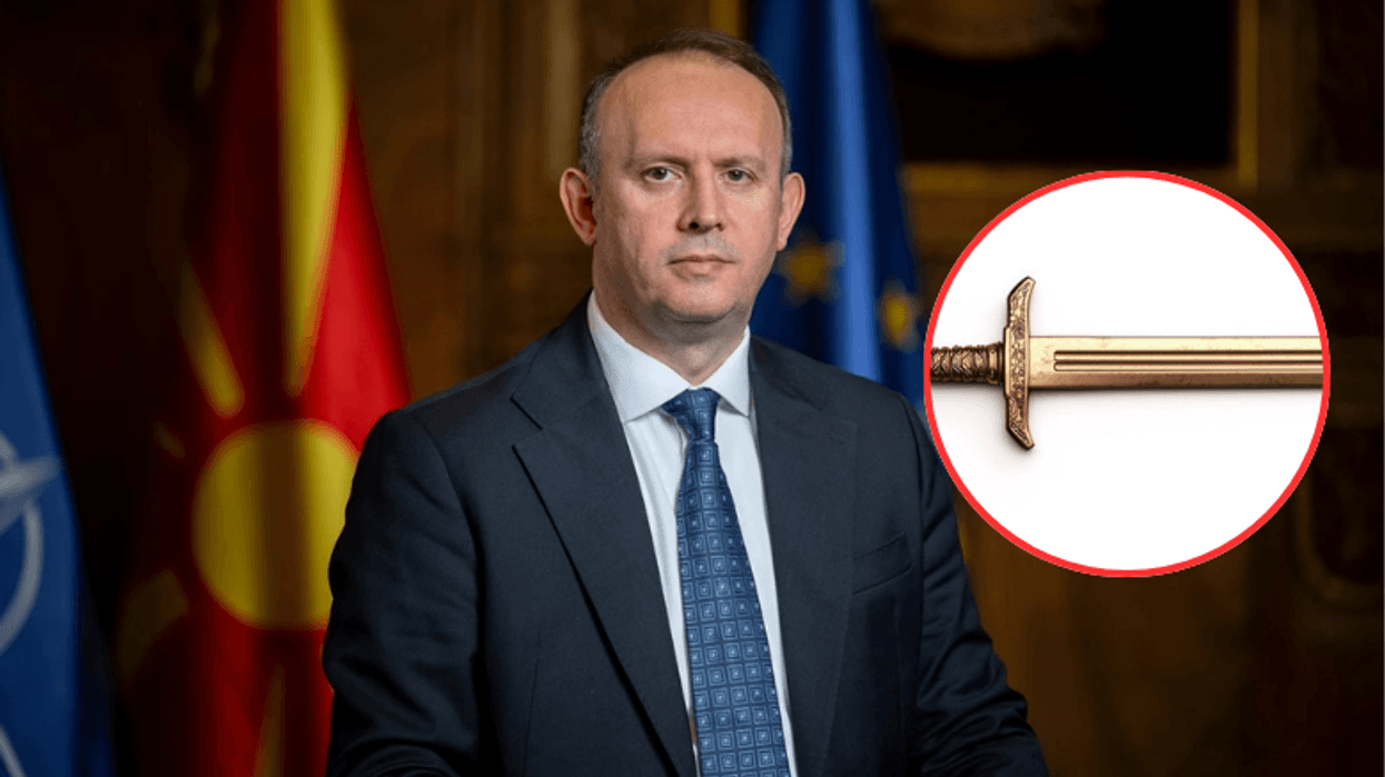 Shpatë prej ari, perlë në guaskë të arit dhe monedha, KSHPK publikon dhuratat që kanë pranuar zyrtarët shtetëror