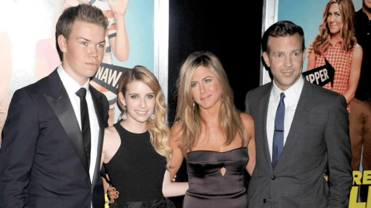 Will Poulter flet për momentin e sikletshëm kur si 19-vjeçar puthi Jennifer Aniston dhe Emma Roberts në xhirime