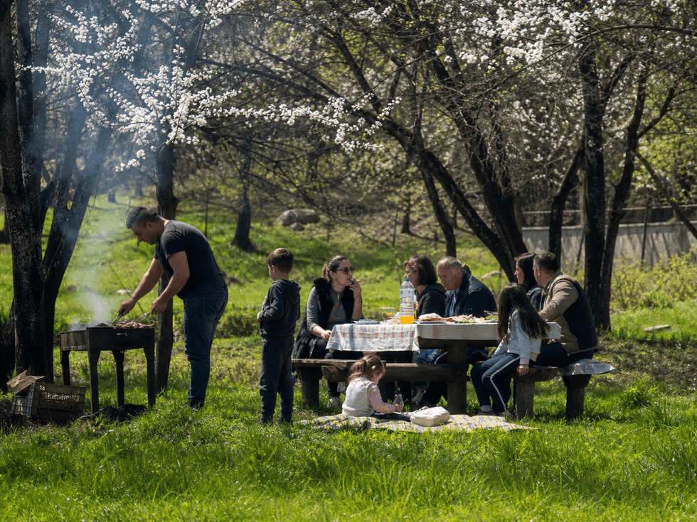 1 Maji në natyrë: Gabimet që mund t’ju çojnë nga pikniku në urgjencë
