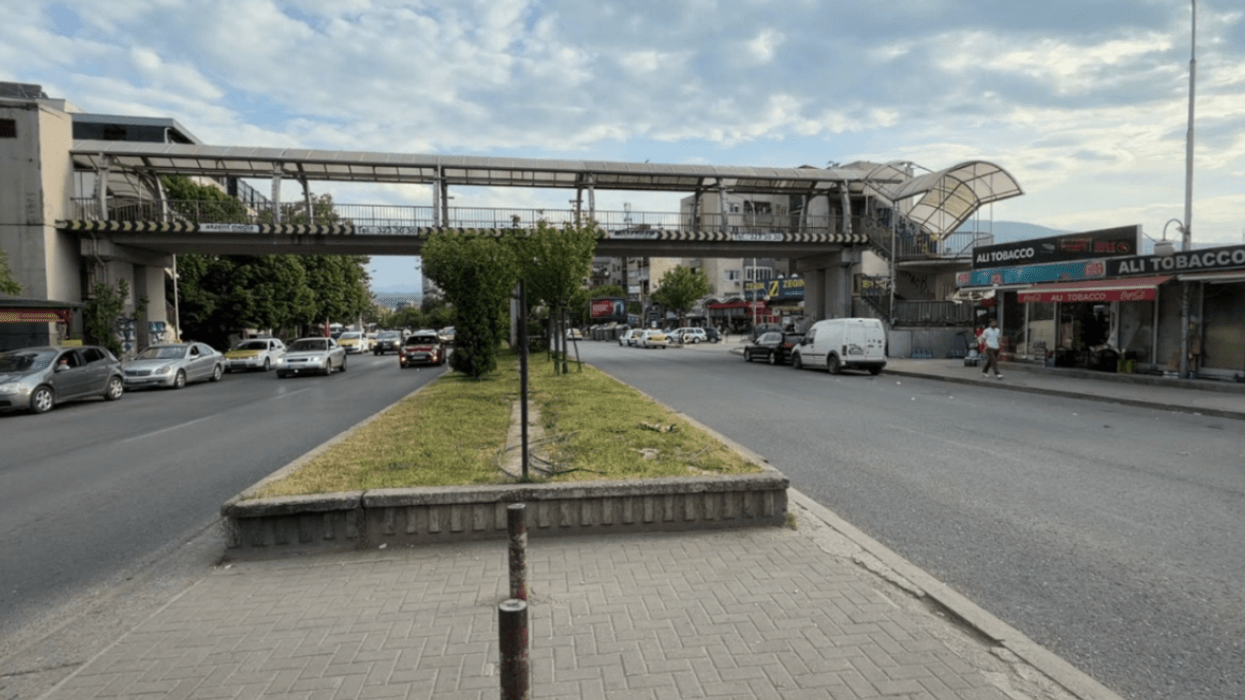Qytetarët rrezikojnë jetën në kalimin ilegal në “Bit Pazar”, autoritetet paralajmërojnë mbylljen dhe prishjen e tij