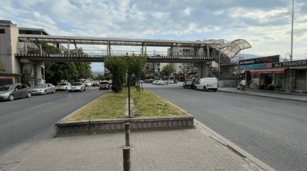 Qytetarët rrezikojnë jetën në kalimin ilegal në “Bit Pazar”, autoritetet paralajmërojnë mbylljen dhe prishjen e tij