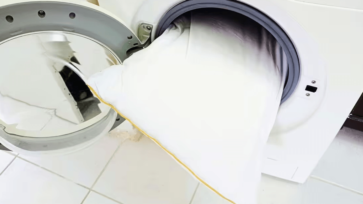 Jastëkët do të jenë më të freskët dhe pa njolla pa përdorur lavatriçe apo produkte pastrimi