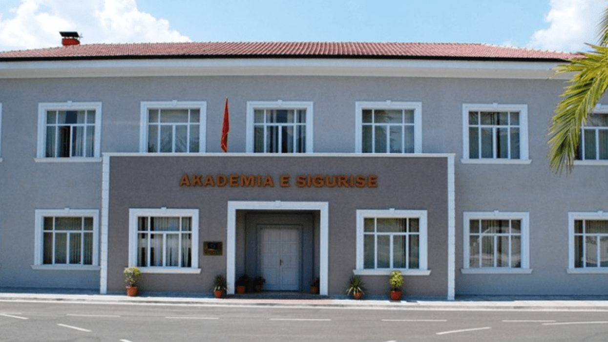 Helmohen 40 studentë të Akademisë së Sigurisë në Tiranë, dyshohet ushqimi