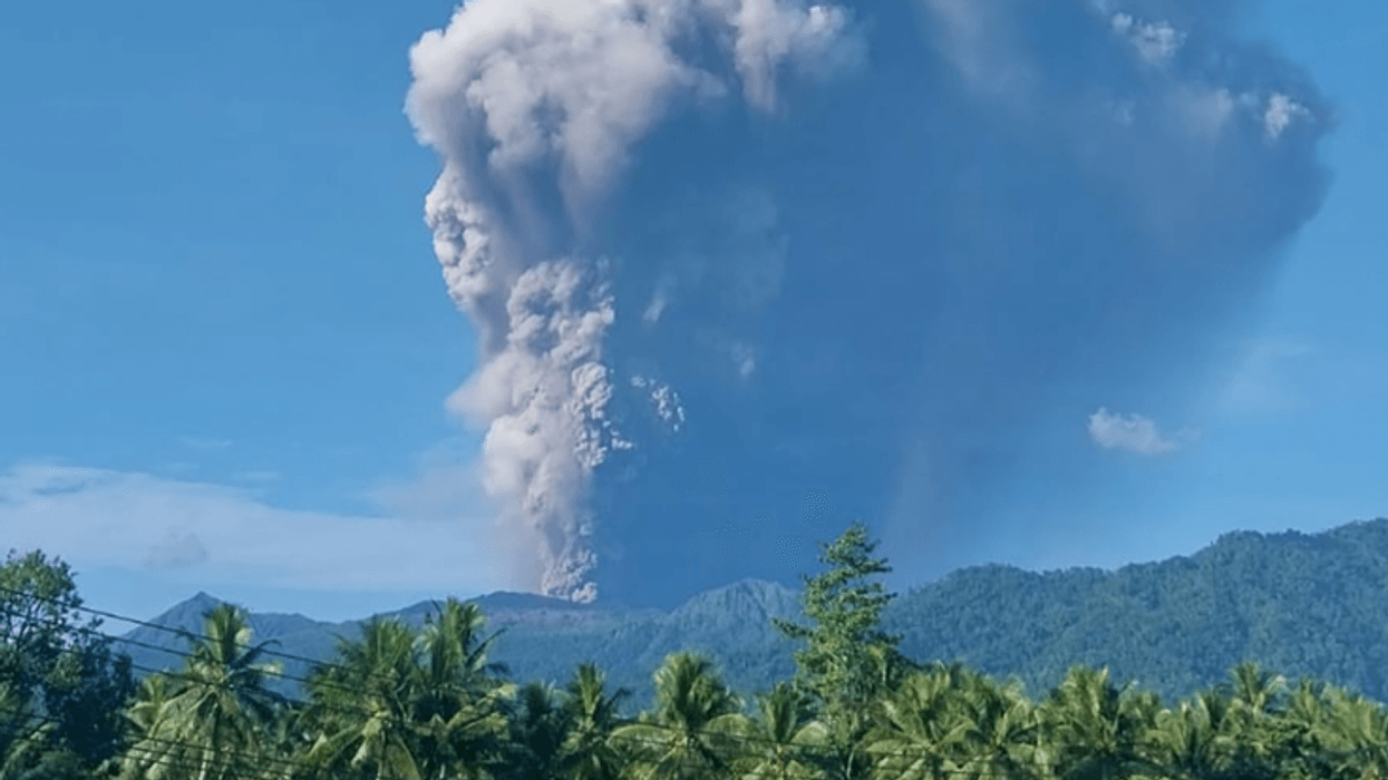 Shpërthen vullkani në Indonezi, tre të vrarë - dhjetëra të bllokuar