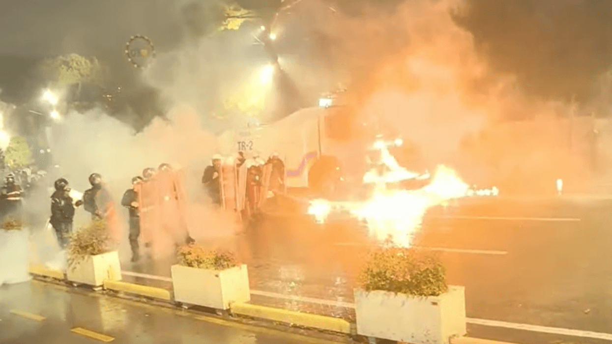 Tensione në protestën e opozitës në Tiranë, përplasje me molotov dhe ujë