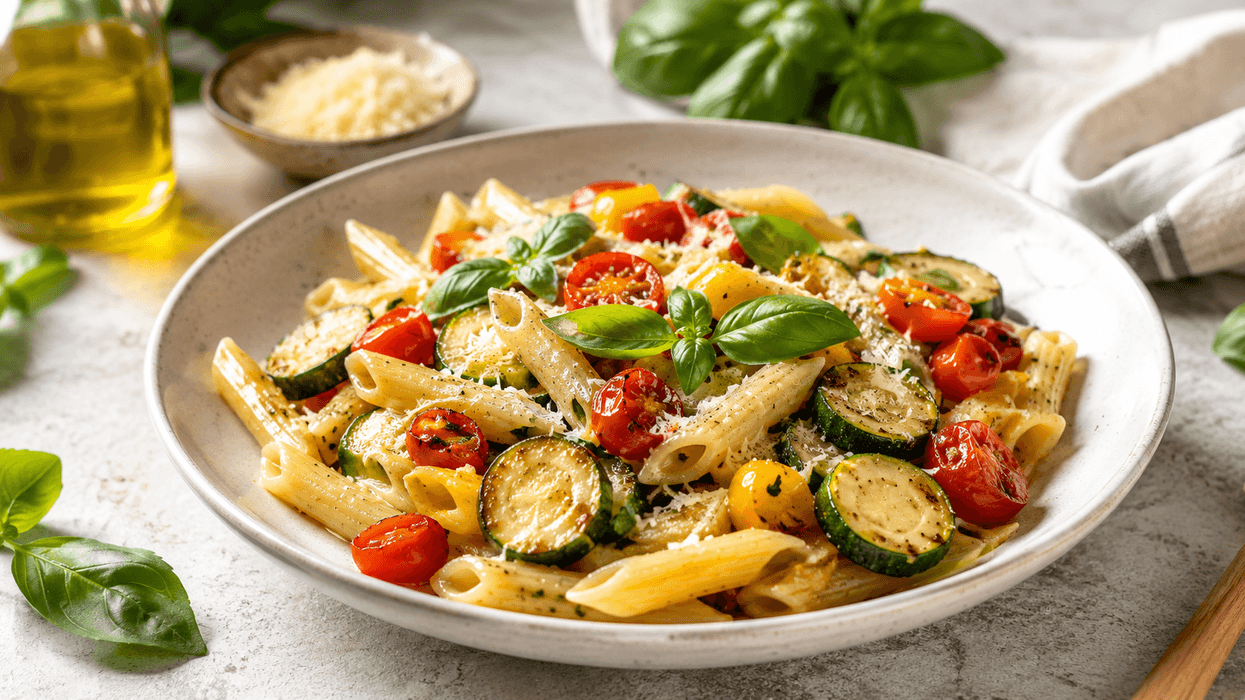 Pasta italiane me kungulleshka, domate qershi dhe borzilok