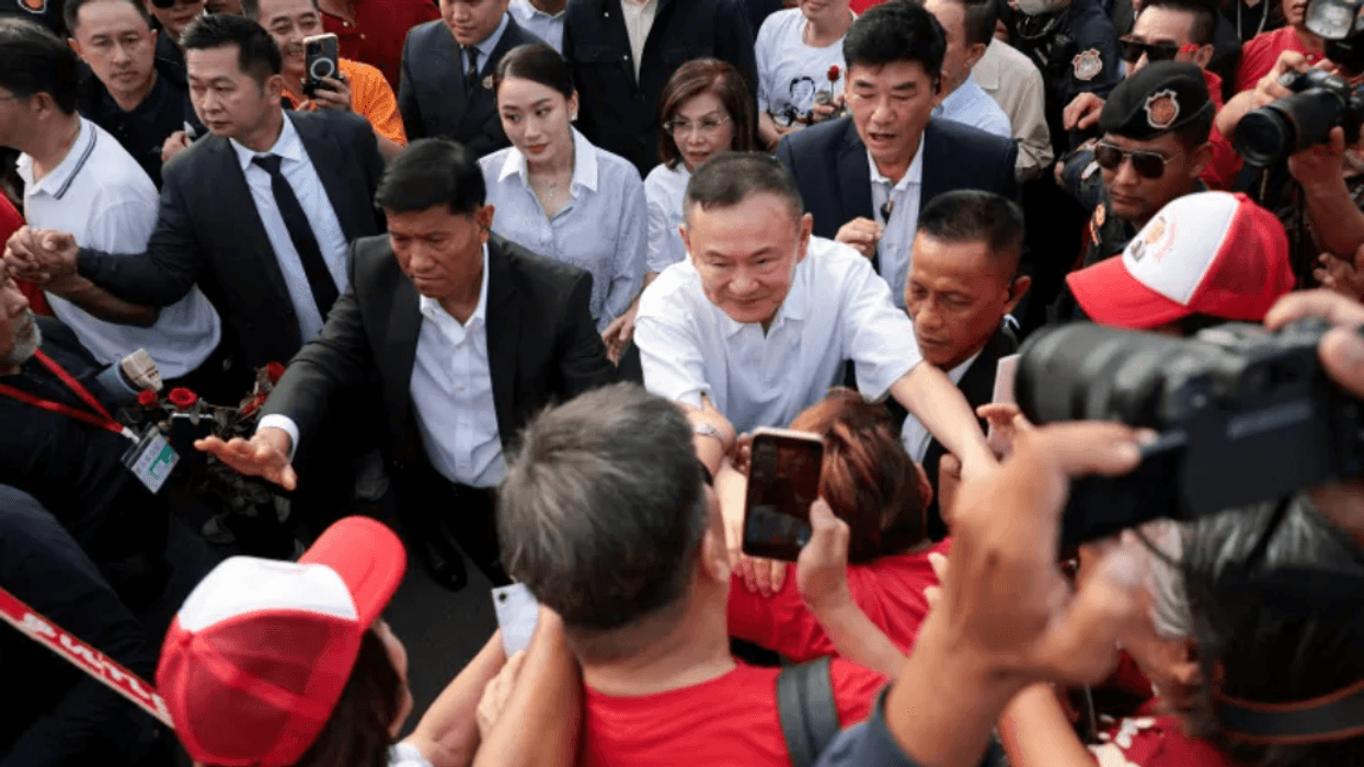 Ish-kryeministri i Tajlandës, Thaksin Shinawatra, lirohet nga burgu