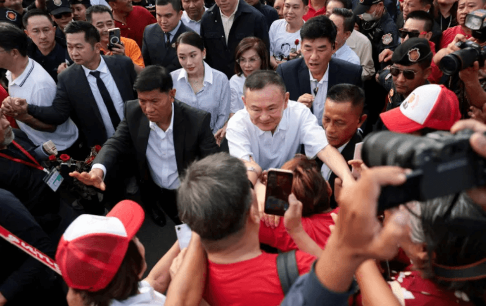 Ish-kryeministri i Tajlandës, Thaksin Shinawatra, lirohet nga burgu