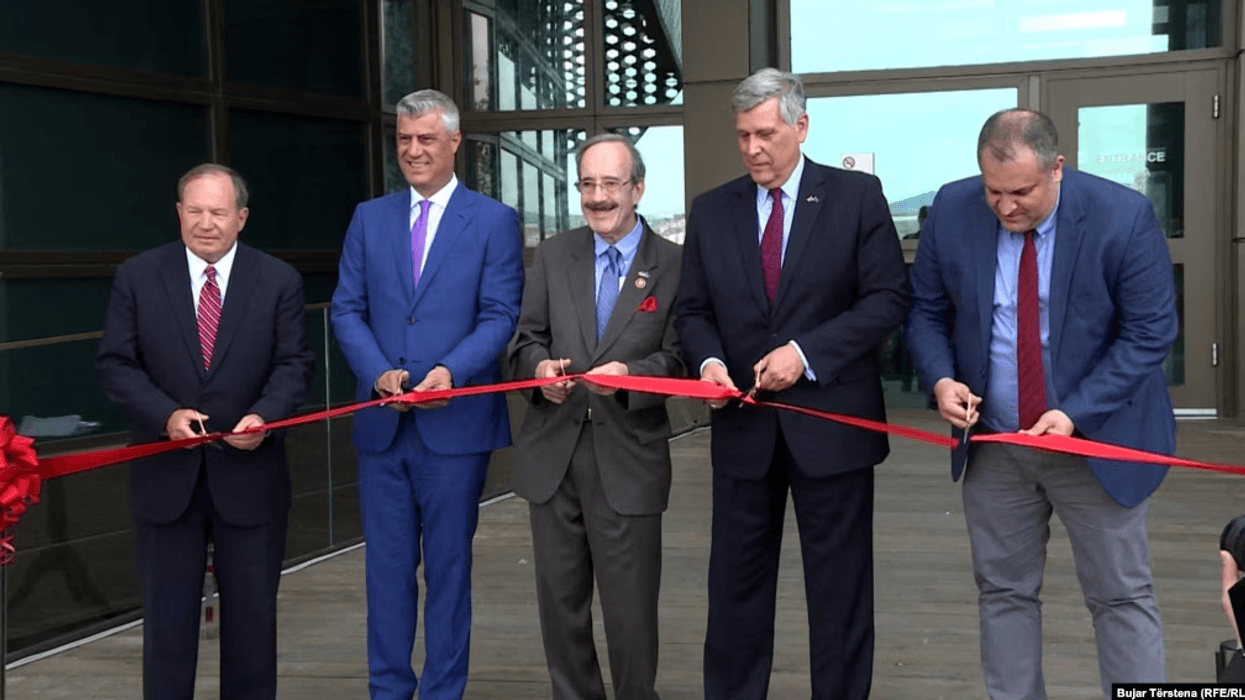 Propozimi që ndërtesës në Ambasadën amerikane në Kosovë t'i vihet emri i Engelit merr aprovimin e parë