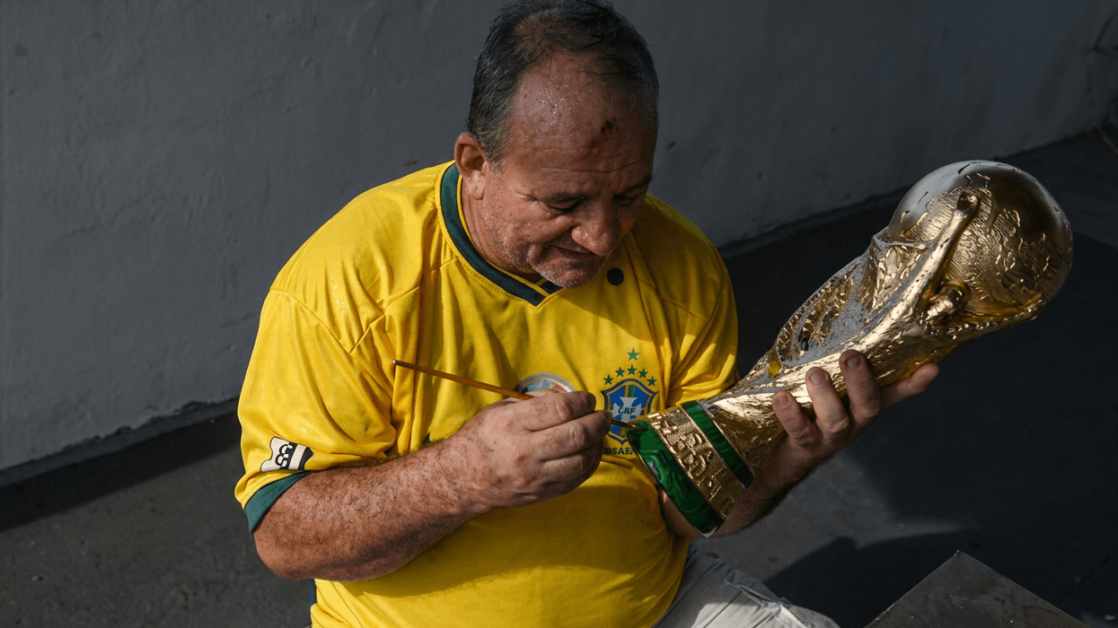 Brazili vazhdon të ëndërrojë triumfin në Botëror - krijon mijëra kopje të trofeut