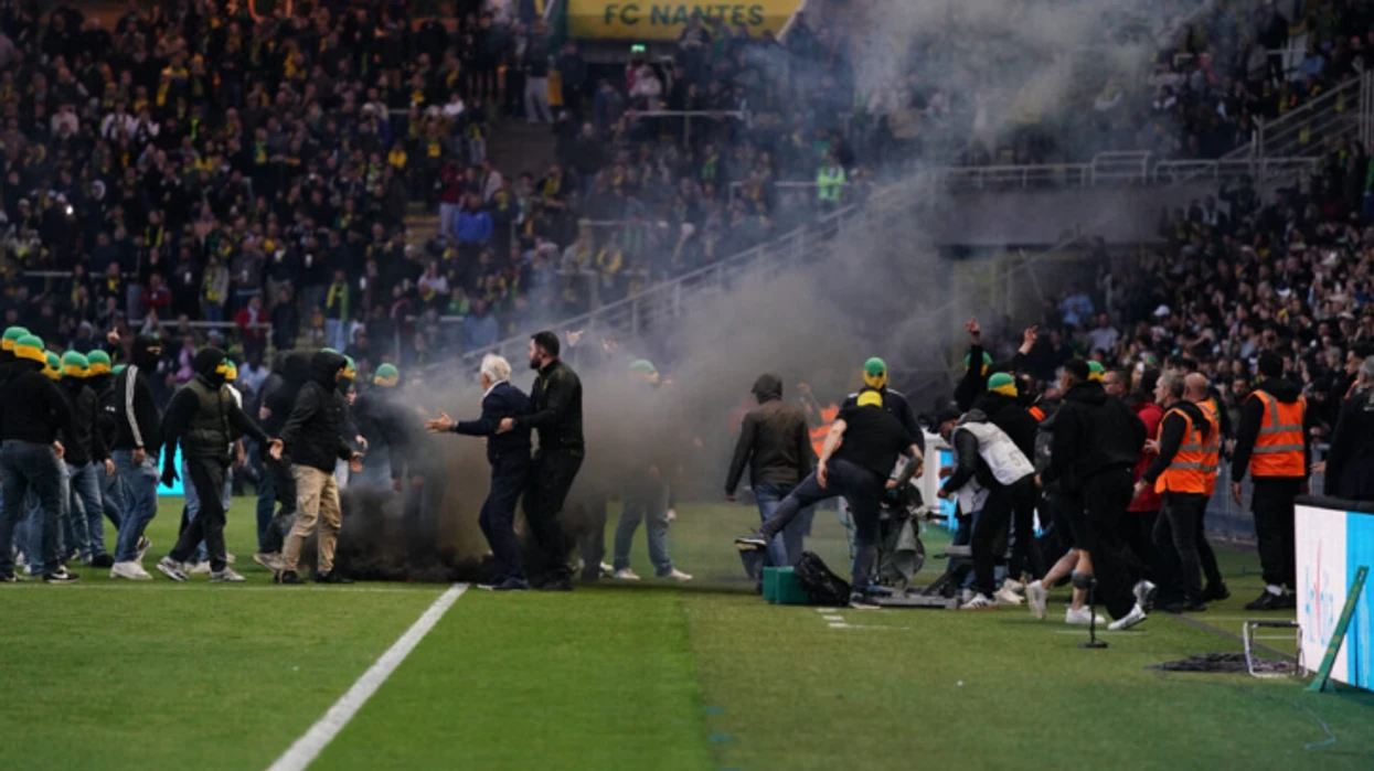 Kaos në Ligue 1 - ndeshja mes Nantes dhe Toulouse u ndërpre pas pushtimit të fushës dhe incidenteve në tribuna nga tifozët