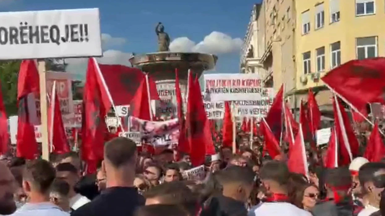 "Gjuha shqipe amanet" - Studentët në Shkup kërkojnë dorëheqjen e ministrit të Drejtësisë