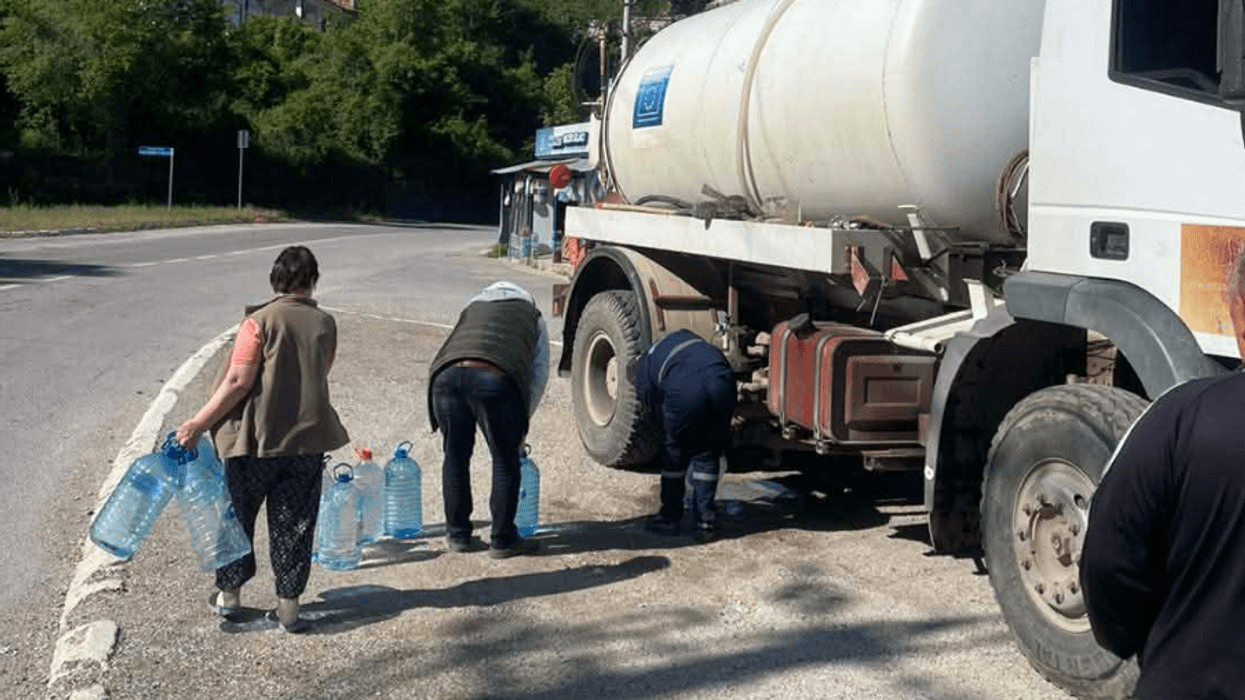 KRU “Mitrovica” nis shpërndarjen e ujit me autocisterna në Stan Tërg dhe Trepçë pas defektit në trafostacion