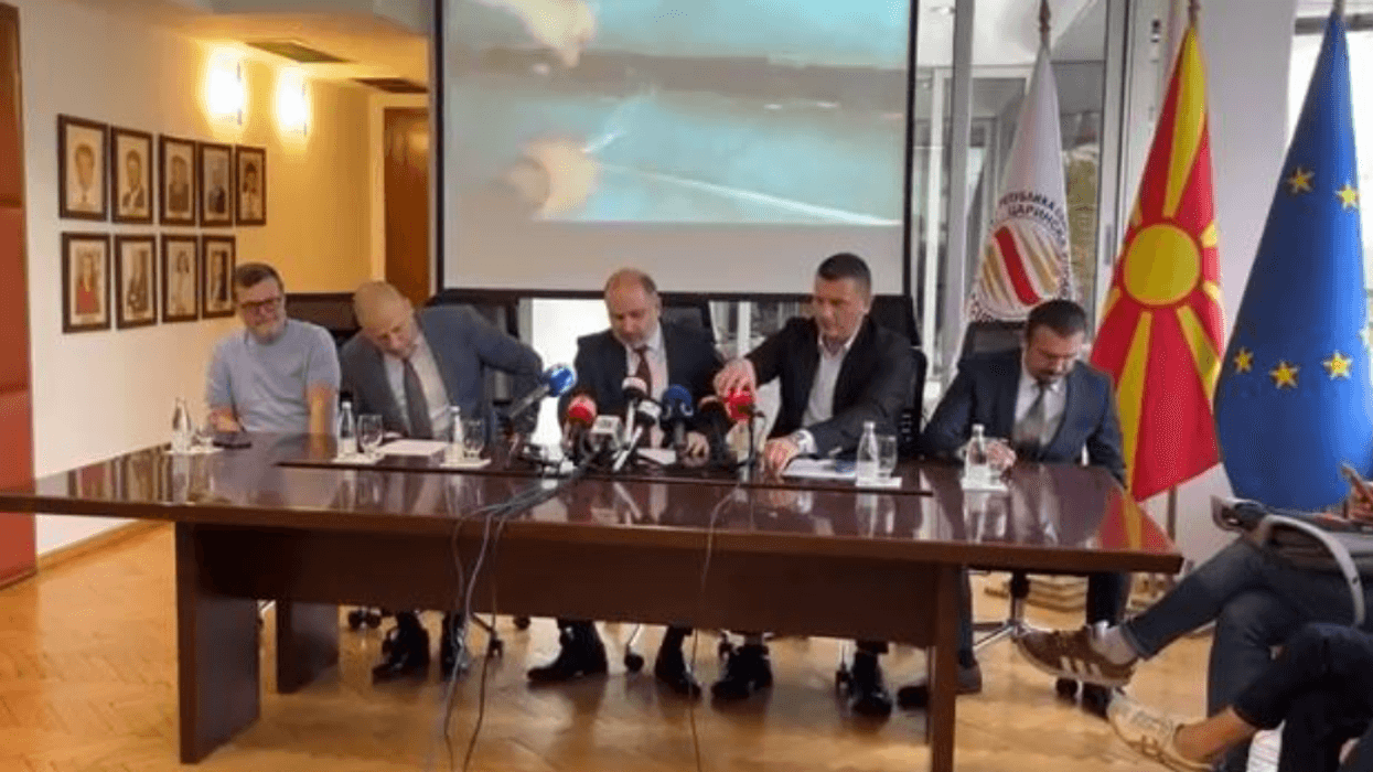 Gjysmë milioni euro u gjetën në një bunker në një minibus në pikën kufitare Tabanoc Gjysmë milioni euro u gjetën në një bunker në një minibus në pikën kufitare Tabanoc