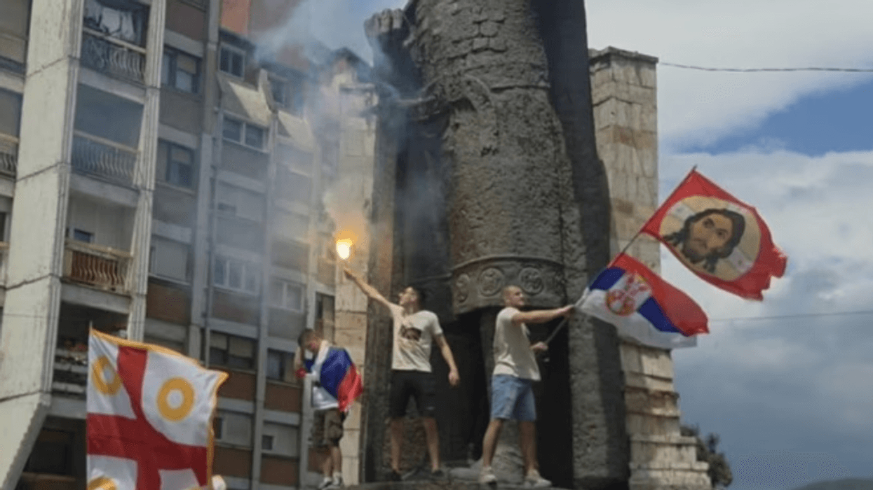 Simbolet nacionaliste në defilenë e maturantëve serbë në veri, mes flamujve serb edhe flamuri rus me ikone fetare Simbolet nacionaliste në defilenë e maturantëve serbë në veri, mes flamujve serb edhe flamuri rus me ikone fetare