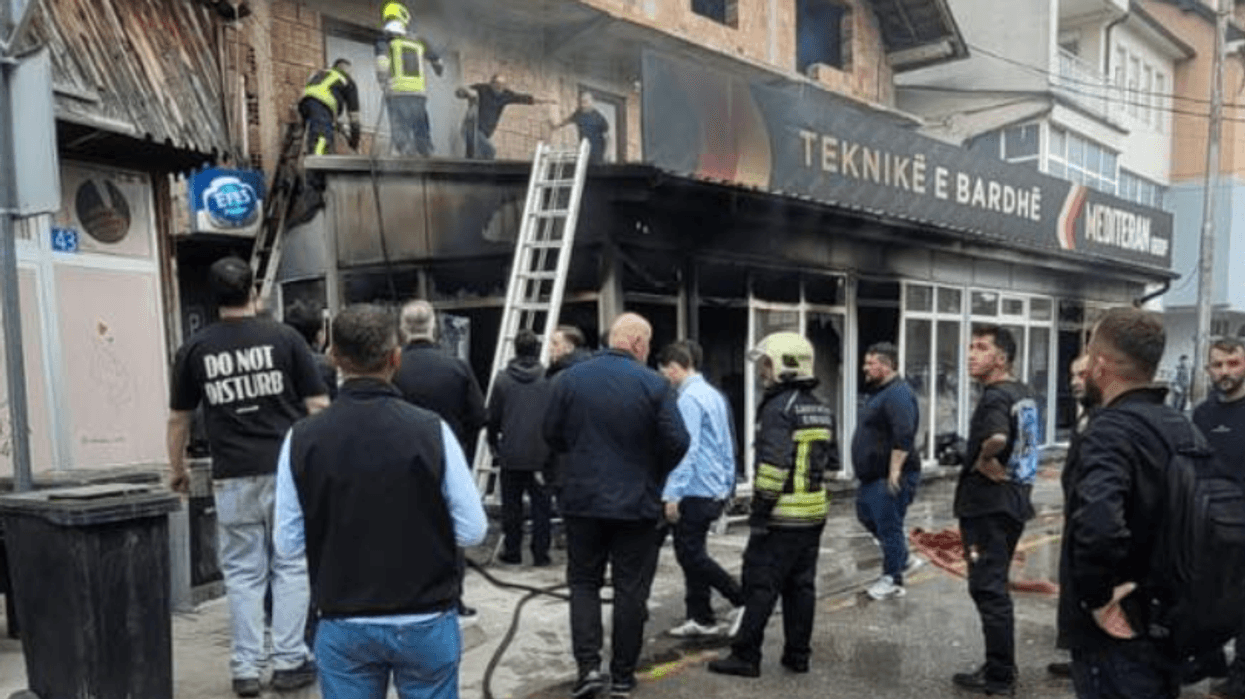 Digjet një dyqan i pajisjeve elektronike në Viti, intervenojnë zjarrfikësit Digjet një dyqan i pajisjeve elektronike në Viti, intervenojnë zjarrfikësit