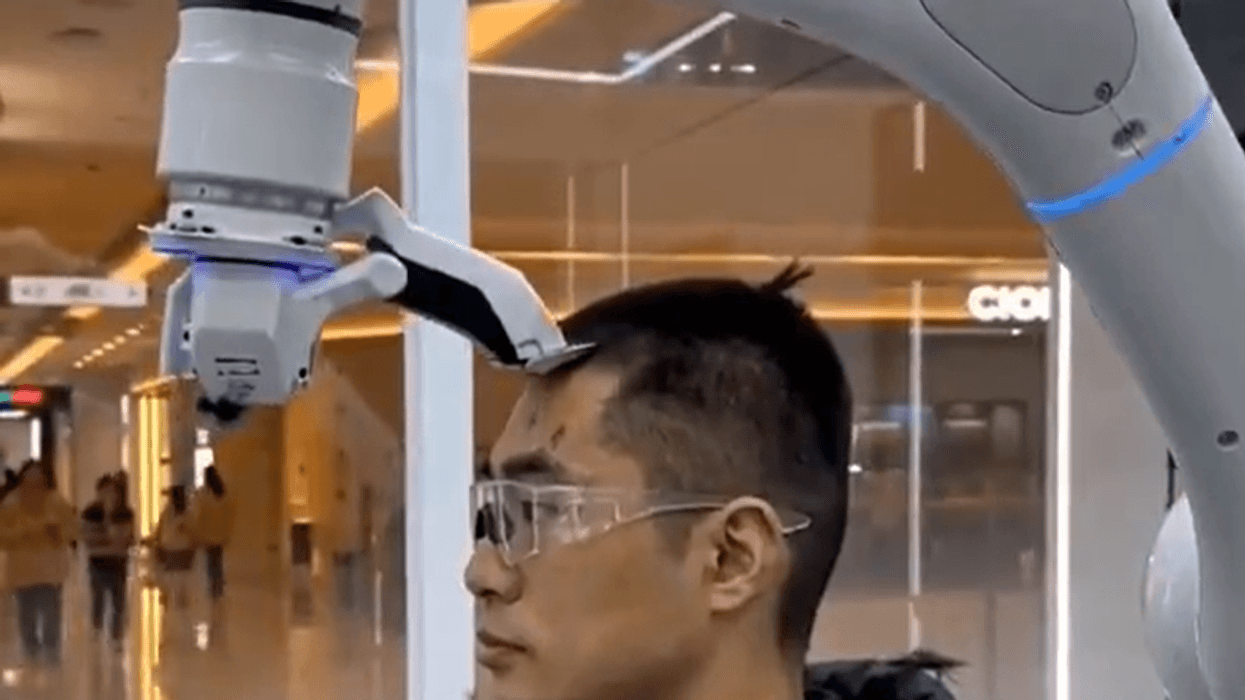 AI hyn në botën e kujdesit personal - robotët që presin flokë po bëhen viral