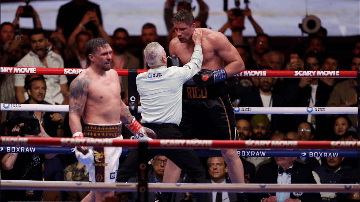 Usyk mposht holandezin Verhoeven pas 11 raundeve, mbron titullin e kampionit në peshat e rënda në boks
