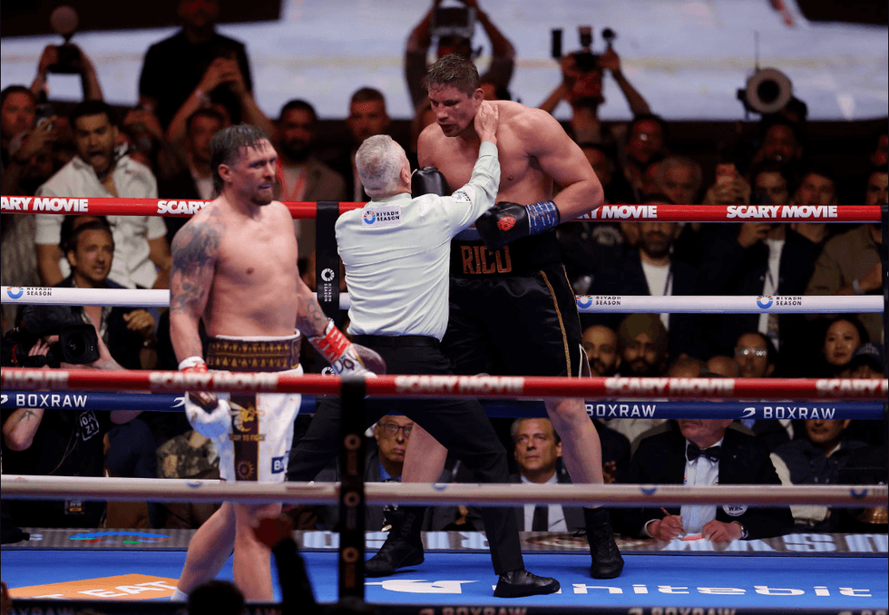 Usyk mposht holandezin Verhoeven pas 11 raundeve, mbron titullin e kampionit në peshat e rënda në boks