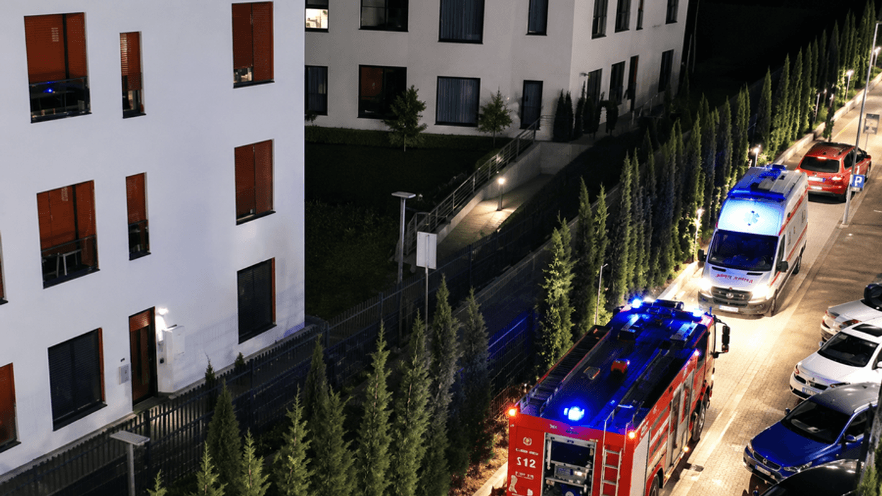 Zjarr në një pallat në Tiranë - evakuohen banorët, një grua dërgohet në spital nga asfiksia Zjarr në një pallat në Tiranë - evakuohen banorët, një grua dërgohet në spital nga asfiksia