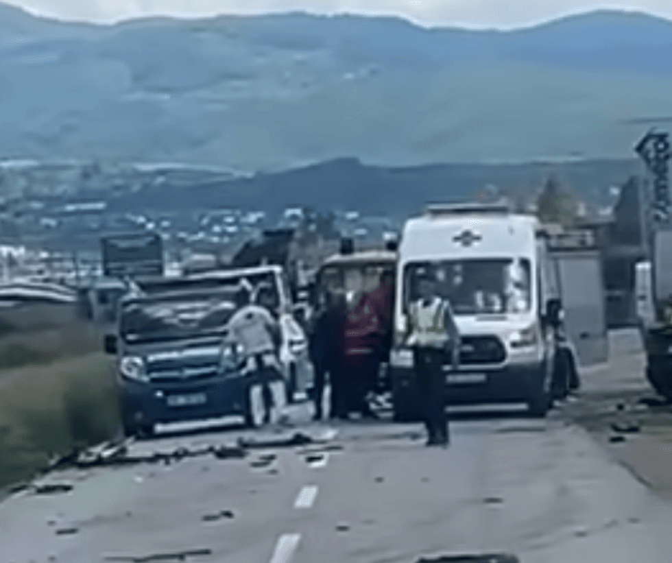 Tre të lënduar në aksidentin mes tri veturave në rrugën Viti–Kllokot