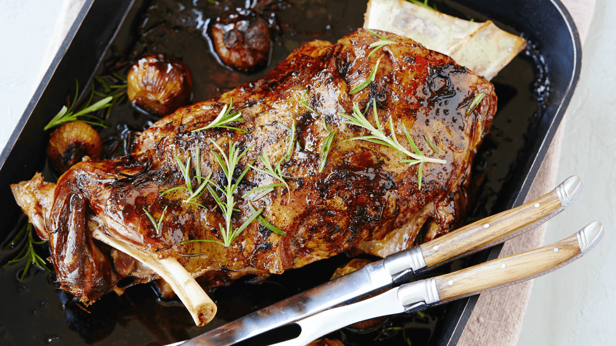 Qengj i pjekur ngadalë në furrë me hudhër dhe rozmarinë: Receta që mban aromë feste Qengj i pjekur ngadalë në furrë me hudhër dhe rozmarinë: Receta që mban aromë feste