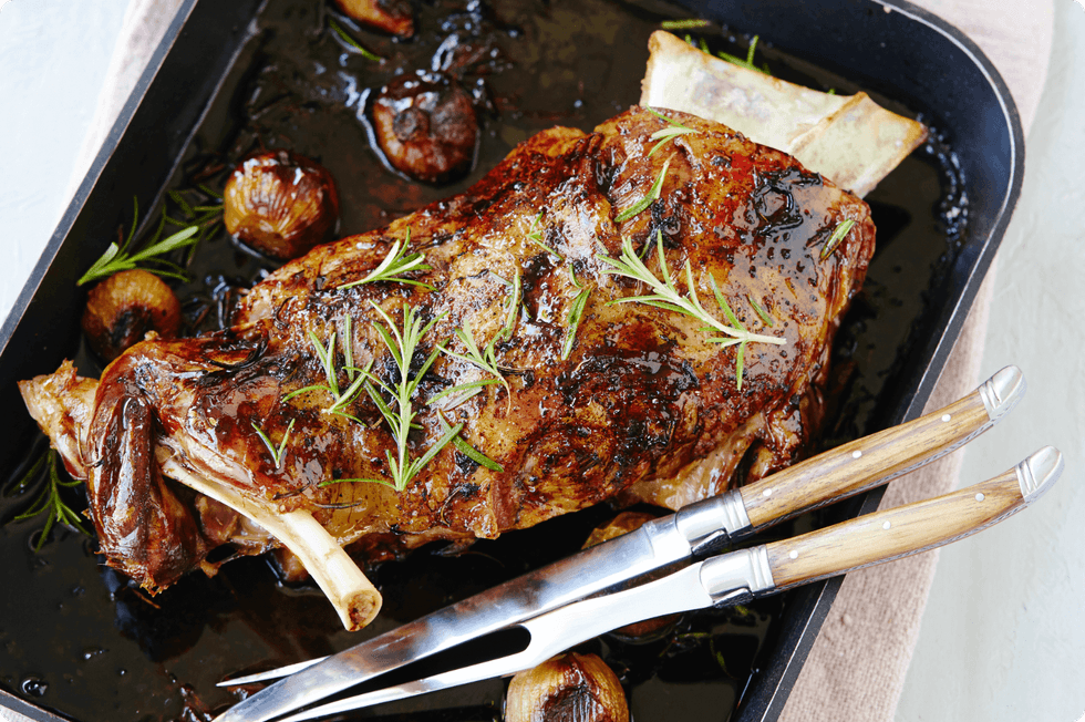 Qengj i pjekur ngadalë në furrë me hudhër dhe rozmarinë: Receta që mban aromë feste