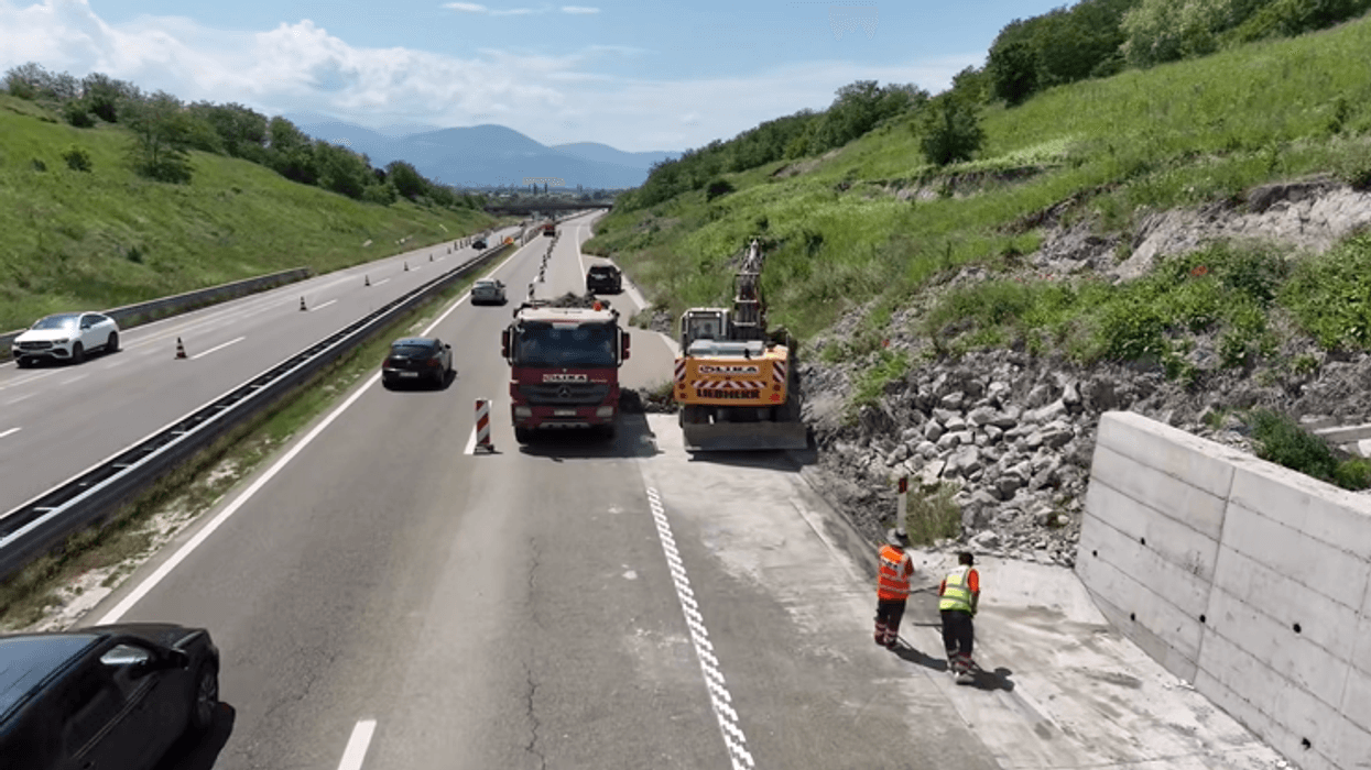 Dheu në autostradën “Ibrahim Rugova” po pastrohet me kontratë mirëmbajtjeje, projekti i sanimit i bllokuar në “Gjykatën e tenderëve” Dheu në autostradën “Ibrahim Rugova” po pastrohet me kontratë mirëmbajtjeje, projekti i sanimit i bllokuar në “Gjykatën e tenderëve”