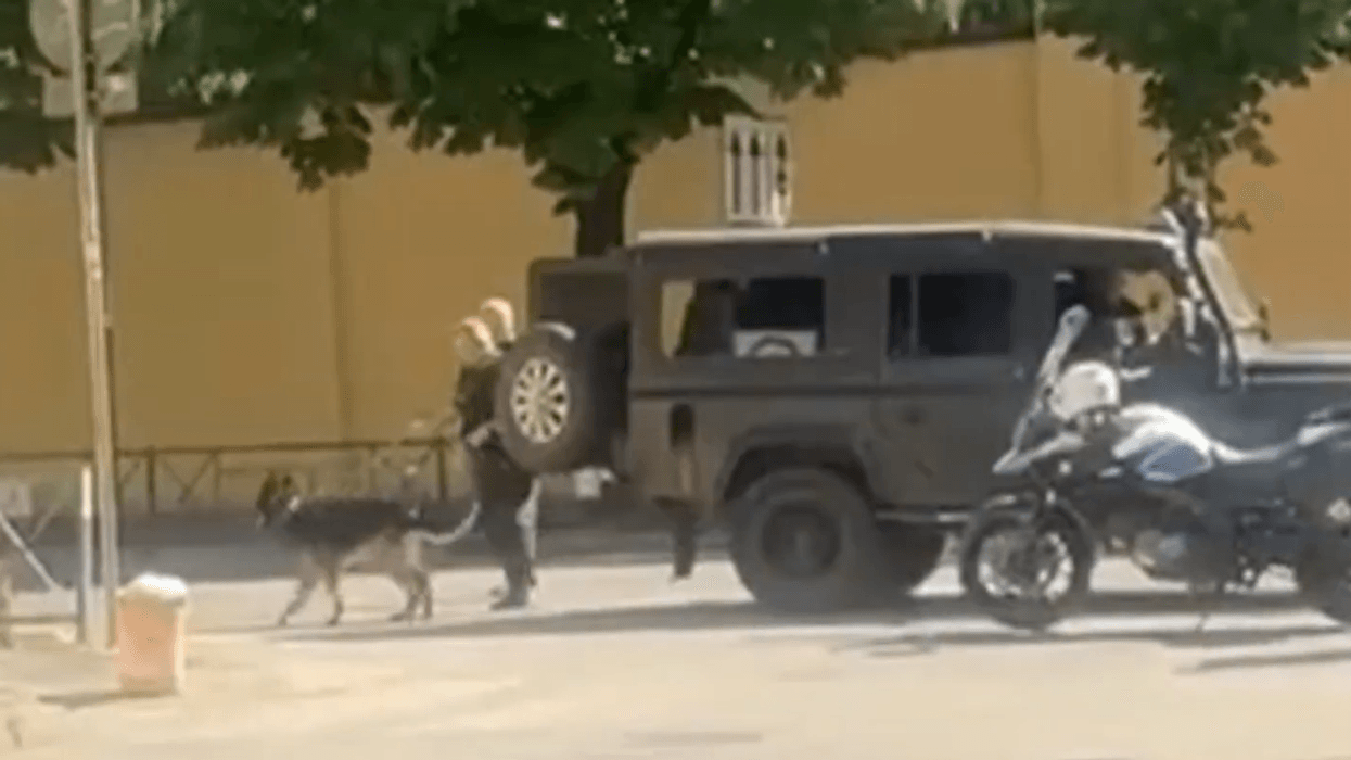 Një kovë e lenë në rrugë ngriti policinë në këmbë, alarmi për bombë pranë Ambasadës Amerikane në Tiranë rezulton i rremë