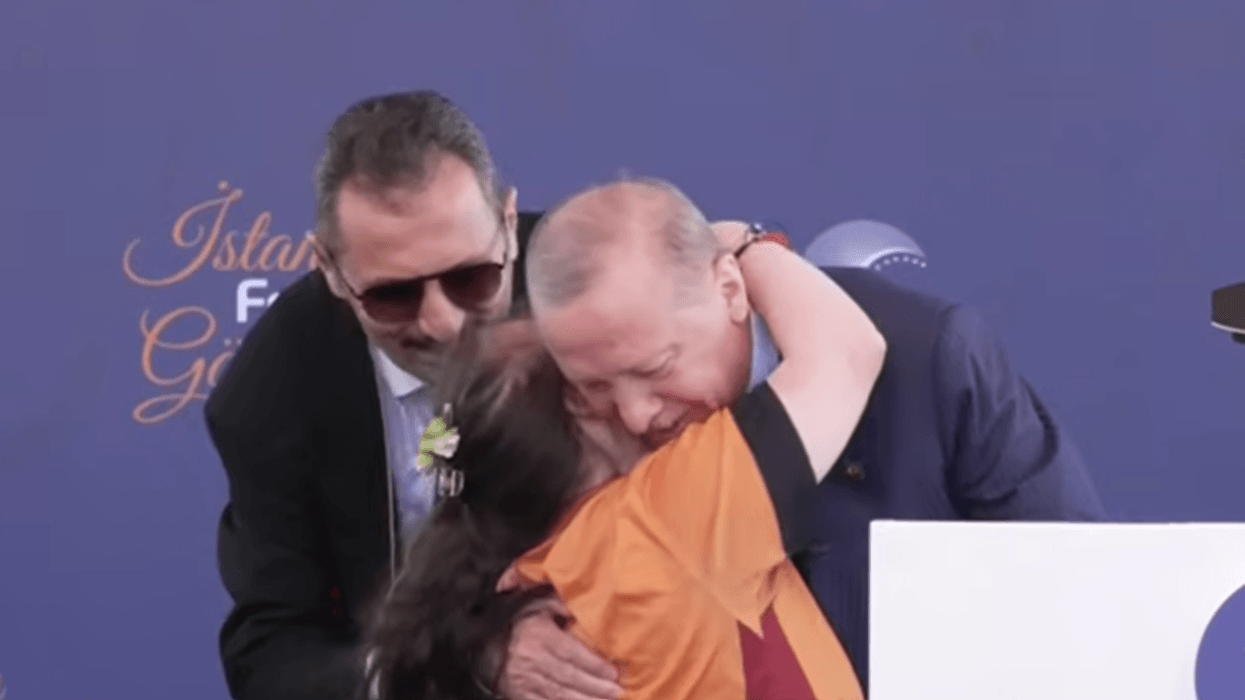 Emocionohet Erdogan, vajza me sindromën Down e puth dhe e përqafon gjatë fjalimit