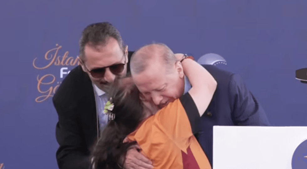 Emocionet Erdogan, vajza me sindromën Down e puth dhe e përqafon gjatë fjalimit