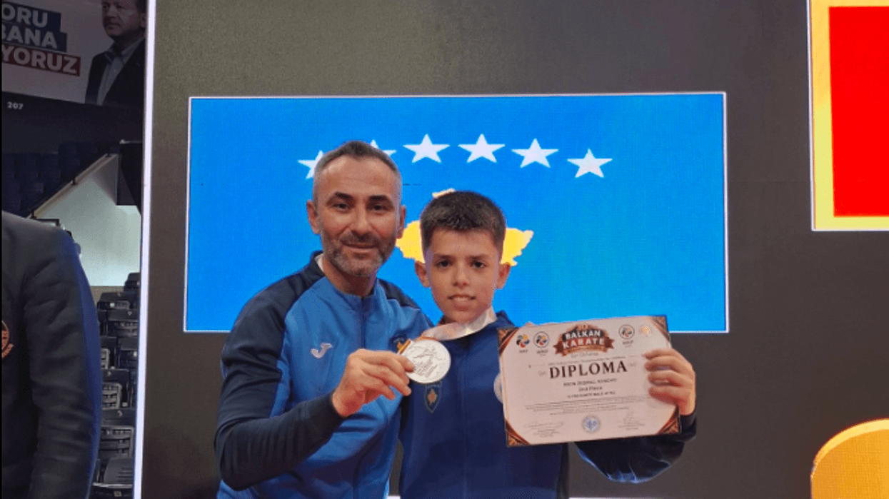 Rron Zeqiraj shpallet nënkampion ballkanik në karate, fiton medaljen e argjendtë Rron Zeqiraj shpallet nënkampion ballkanik në karate, fiton medaljen e argjendtë