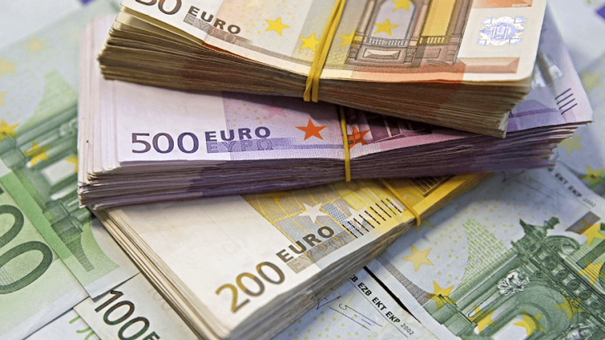 Hyn në fuqi vendimi, nga sot pagesat mbi 2,000 euro lejohen vetëm përmes bankës Hyn në fuqi vendimi, nga sot pagesat mbi 2,000 euro lejohen vetëm përmes bankës