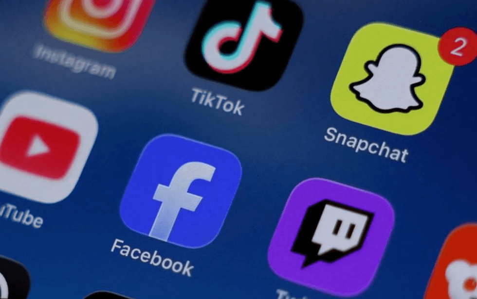 Malajzia zbaton ndalimin e mediave sociale për fëmijët nën 16 vjeç në të gjithë vendin