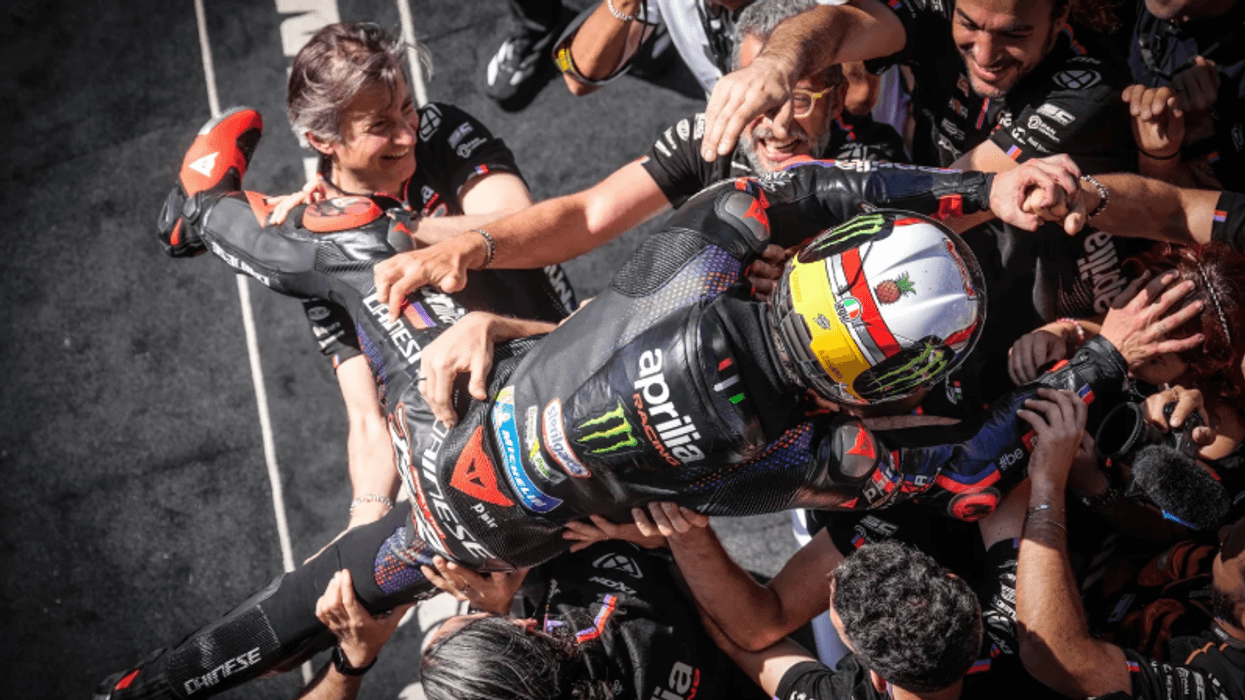 Aprilia dominon me dy vendet e para - Bezzecchi fiton në Mugello Aprilia dominon me dy vendet e para - Bezzecchi fiton në Mugello