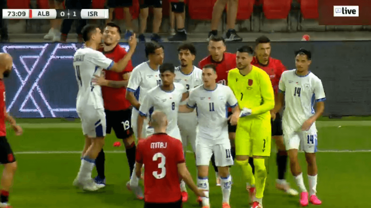 Momente tensioni në "Air Albania": Futbollisti i Izraelit provokon tifozët, përplaset menjëherë me Hysajn