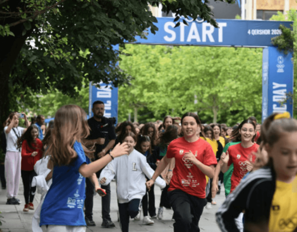 ​Mbi njëmijë fëmijë vrapojnë për Ditën Olimpike në Prishtinë
