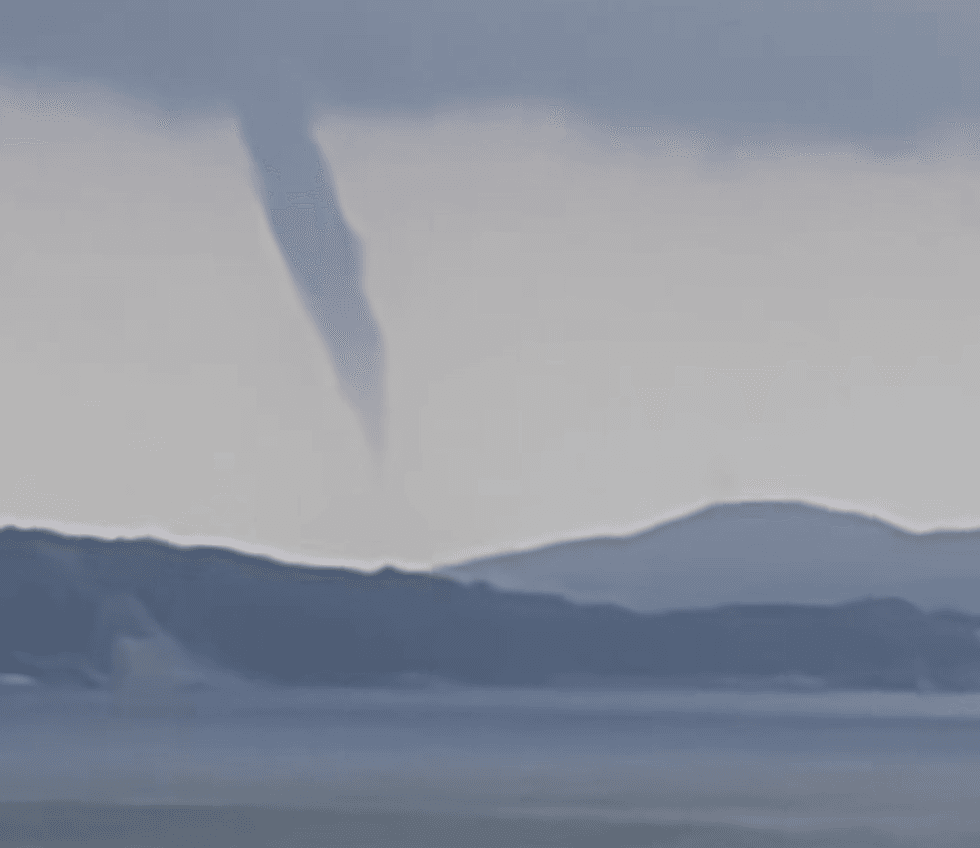 Fenomen i rrallë atmosferik në Ksamil, shfaqen vorbulla ajri mbi det